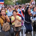 'เทือก' มาแล้ว! ปราศรัยเตือนความเลวร้ายทักษิณ แฟนคลับเป่านกหวีดรับดังกระหึ่ม