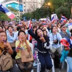 'เทือก' มาแล้ว! ปราศรัยเตือนความเลวร้ายทักษิณ แฟนคลับเป่านกหวีดรับดังกระหึ่ม
