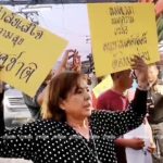 'อภิสิทธิ์' อึ้ง! ลุยหาเสียงบางแค เจอพี่เมีย "โกวิทย์" ขนวัยรุ่นชูป้ายไล่ (คลิป)