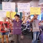 'อภิสิทธิ์' อึ้ง! ลุยหาเสียงบางแค เจอพี่เมีย "โกวิทย์" ขนวัยรุ่นชูป้ายไล่ (คลิป)