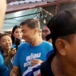 'อภิสิทธิ์' อึ้ง! ลุยหาเสียงบางแค เจอพี่เมีย "โกวิทย์" ขนวัยรุ่นชูป้ายไล่ (คลิป)
