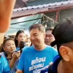 'อภิสิทธิ์' อึ้ง! ลุยหาเสียงบางแค เจอพี่เมีย "โกวิทย์" ขนวัยรุ่นชูป้ายไล่ (คลิป)