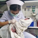 สาวท้องวัย22 ปวดฉี่เข้าห้องน้ำ จู่ๆลูกคลอดออกมา ก่อนกำหนด ร้องลั่นเรียกคนช่วย