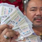 เฮงสุดๆ หนุ่มใหญ่เหมาหวย ช่วยแม่ค้าขายไม่หมด ถูกทีเดียว 110 ใบ