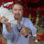 เฮงสุดๆ หนุ่มใหญ่เหมาหวย ช่วยแม่ค้าขายไม่หมด ถูกทีเดียว 110 ใบ