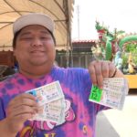 เฮงสุดๆ หนุ่มใหญ่เหมาหวย ช่วยแม่ค้าขายไม่หมด ถูกทีเดียว 110 ใบ