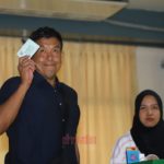'ชัชชาติ' ไถลสกู๊ตเตอร์ เข้าคูหา ฝากประชาชน ประชาธิปไตย คือทุกอย่างของชีวิต