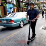 'ชัชชาติ' ไถลสกู๊ตเตอร์ เข้าคูหา ฝากประชาชน ประชาธิปไตย คือทุกอย่างของชีวิต
