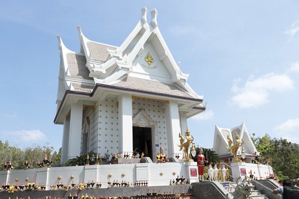 ตื่นตาเบญจรงค์ บ้านดอนไก่ดี