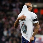เผยที่มารูปภาพบนเสื้อ สเตอร์ลิง ในเกมระเบิดฟอร์ม พาอังกฤษ ถล่ม เช็ก