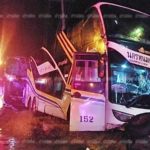 พายุฝนถล่มโคราช! รถทัวร์ ขนผู้โดยสารเข้ากรุง ถนนลื่นชน 3 คัน ดับ 2 เจ็บระนาว