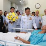 สมเด็จพระเจ้าอยู่หัว พระราชทานสิ่งของแก่ทหารพรานที่ได้รับบาดเจ็บ จ.นราธิวาส