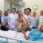 สมเด็จพระเจ้าอยู่หัว พระราชทานสิ่งของแก่ทหารพรานที่ได้รับบาดเจ็บ จ.นราธิวาส