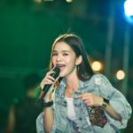 เจ็บไม่เท่าเสียใจ เผยนาที อาม ชุติมา ถูกปากุหลาบใส่หน้า เจอโห่กันทั้งคอนเสิร์ต(คลิป)