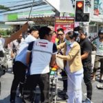 กลิ่นละมุดหึ่ง! ซิ่งกระบะฝ่าไฟแดงชนเละ ตาย 1 ปางตาย 2 รถพังยับเกลื่อนถนน(คลิป)