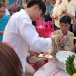 ตอบแทนคุณ! ก้อง ห้วยไร่ จัดงานเกษียณให้พ่อ มอบเงินสดปึกใหญ่