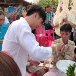 ตอบแทนคุณ! ก้อง ห้วยไร่ จัดงานเกษียณให้พ่อ มอบเงินสดปึกใหญ่