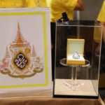 จองคิวข้ามวัน!ปชช.แห่ซื้อ เข็มที่ระลึก-เสื้อตราสัญลักษณ์ พระราชพิธีบรมราชาภิเษก