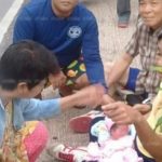 สายสะดือยังไม่ทันตัด! ทารกน้อยถูกอุ้มทิ้งถังขยะ สุดเวทนามดแดงรุมกัดร้องจ้า