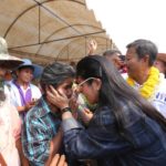 โคงสุดท้าย! 'เจ้หน่อย' วิ่งเข้าหาชาวบ้าน กรี๊ดสนั่น กันคนดูแลออกไปข้างๆ (คลิป)