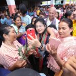 โคงสุดท้าย! 'เจ้หน่อย' วิ่งเข้าหาชาวบ้าน กรี๊ดสนั่น กันคนดูแลออกไปข้างๆ (คลิป)