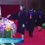 ฮือฮา บัณฑิตสาวม.ดัง โชว์หมุนตัวฟูลเทิร์นบนเวทีรับปริญญา ยิ่งกว่าซูเปอร์โมเดล!