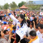 นับหมื่นแห่ฟัง 'เจ๊หน่อย' ฝ่าฝูงชนทะลัก ขึ้นเวที ประกาศลั่น 'ส่งตู่ กลับดาวอังคาร'