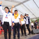 นับหมื่นแห่ฟัง 'เจ๊หน่อย' ฝ่าฝูงชนทะลัก ขึ้นเวที ประกาศลั่น 'ส่งตู่ กลับดาวอังคาร'