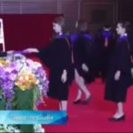 ฮือฮา บัณฑิตสาวม.ดัง โชว์หมุนตัวฟูลเทิร์นบนเวทีรับปริญญา ยิ่งกว่าซูเปอร์โมเดล!