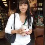 60 ยังแจ๋ว! ตั๊ก มยุรา ใส่ชุดว่ายน้ำลงสระในบ้านหรู สาวๆ ยังยอมชิดซ้าย