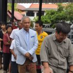 'สุวัจน์' รอต่อแถวหย่อนบัตร กว่าครึ่งชั่วโมง วอนทุกฝ่ายยอมรับผลการเลือกตั้ง