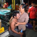 หนุ่มร่ำไห้รับผิด ซิ่งกระบะ หลุดโค้งตกข้างทาง เมียตกรถดับ สุดสลด 2 ลูกน้อย ร้องหาแม่