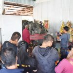ชาวบ้านพบ ขอนตะเคียนโบราณ เก็บไว้บ้านเจอเรื่องร้าย รีบเอามาให้วัด แห่ส่องเลขงวดนี้