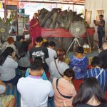 ชาวบ้านพบ ขอนตะเคียนโบราณ เก็บไว้บ้านเจอเรื่องร้าย รีบเอามาให้วัด แห่ส่องเลขงวดนี้