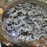 แม่บ้านดวงเฮงแก้บน หลัง ตาทองงิ้วราย ให้โชค แห่ส่องเลขเด็ดอ่างน้ำมนต์แน่นวัด