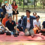 เปิดตัวภรรยา ซ้อนมอเตอร์ไซค์ 'ธนาธร' ควงคู่กราบครูบาศรีวิชัย อนาคตใหม่คึกคัก!