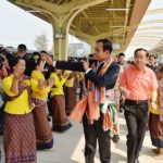 คารมดี! บิ๊กตู่ นั่งรถไฟฮัมเพลง หยุดตรงนี้ที่เธอ จีบสาวขอนแก่น ขอให้รักผมนานๆ