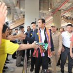 คารมดี! บิ๊กตู่ นั่งรถไฟฮัมเพลง หยุดตรงนี้ที่เธอ จีบสาวขอนแก่น ขอให้รักผมนานๆ