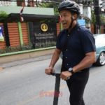 'ชัชชาติ' ไถลสกู๊ตเตอร์ เข้าคูหา ฝากประชาชน ประชาธิปไตย คือทุกอย่างของชีวิต