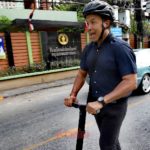 'ชัชชาติ' ไถลสกู๊ตเตอร์ เข้าคูหา ฝากประชาชน ประชาธิปไตย คือทุกอย่างของชีวิต
