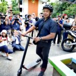 'ชัชชาติ' ไถลสกู๊ตเตอร์ เข้าคูหา ฝากประชาชน ประชาธิปไตย คือทุกอย่างของชีวิต