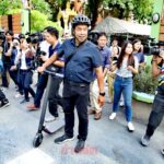 'ชัชชาติ' ไถลสกู๊ตเตอร์ เข้าคูหา ฝากประชาชน ประชาธิปไตย คือทุกอย่างของชีวิต