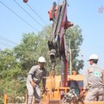 ขึ้นไปได้ยังไง! จยย.ลอย 4 เมตร ติดบนสายไฟฟ้า ห้อยโตงเตง มีคนเจ็บ 5 ราย