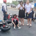 สุดยื้อ!ลุงย้อนศรชนสนั่นสิ้นใจสลด นศ.สาวสาหัส ชาวบ้านโวยกลับรถไกล(คลิป)
