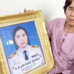 พ่อ-แม่จุดธูปบอกวิญญาณ‘ผอ.อ้อย’ ผู้กองเหน่งโดนศาลสั่งประหารชีวิตแล้ว(คลิป)
