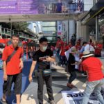 คนอยากเลือกตั้งเดือด! รณรงค์เปิดไฟไล่ กกต. ปะทะเจ้าหน้าที่ชุลมุน ถูกปรับผิดกฎจราจร