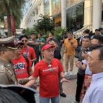 คนอยากเลือกตั้งเดือด! รณรงค์เปิดไฟไล่ กกต. ปะทะเจ้าหน้าที่ชุลมุน ถูกปรับผิดกฎจราจร