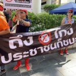 คนอยากเลือกตั้งเดือด! รณรงค์เปิดไฟไล่ กกต. ปะทะเจ้าหน้าที่ชุลมุน ถูกปรับผิดกฎจราจร