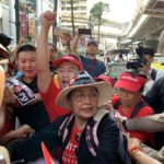 คนอยากเลือกตั้งเดือด! รณรงค์เปิดไฟไล่ กกต. ปะทะเจ้าหน้าที่ชุลมุน ถูกปรับผิดกฎจราจร