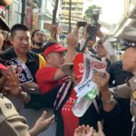 คนอยากเลือกตั้งเดือด! รณรงค์เปิดไฟไล่ กกต. ปะทะเจ้าหน้าที่ชุลมุน ถูกปรับผิดกฎจราจร